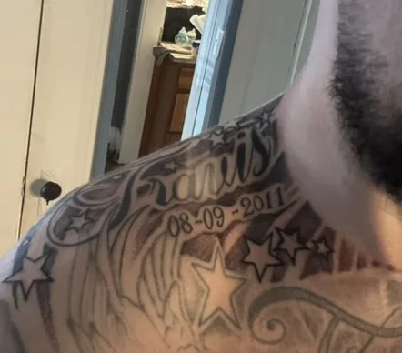 Memorial script lettering with date and stars on shoulder